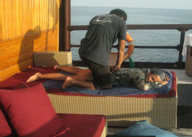 Massage auf Borneo