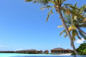 Traumurlaub auf den Malediven: Taucherinsel Vilamendhoo.